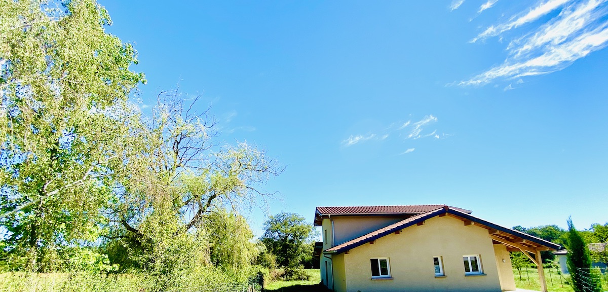 Maison individuelle à Villars les Dombes avec vue sur la campagne et un plan d’eau